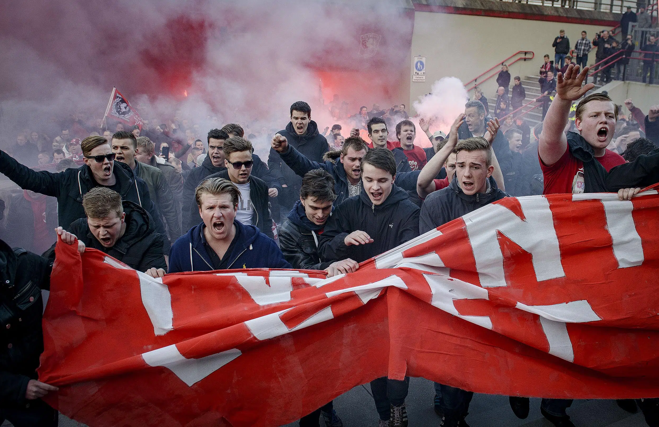 Sportfotografie FC Twente supporters mars Enschede - fotojournalistiek