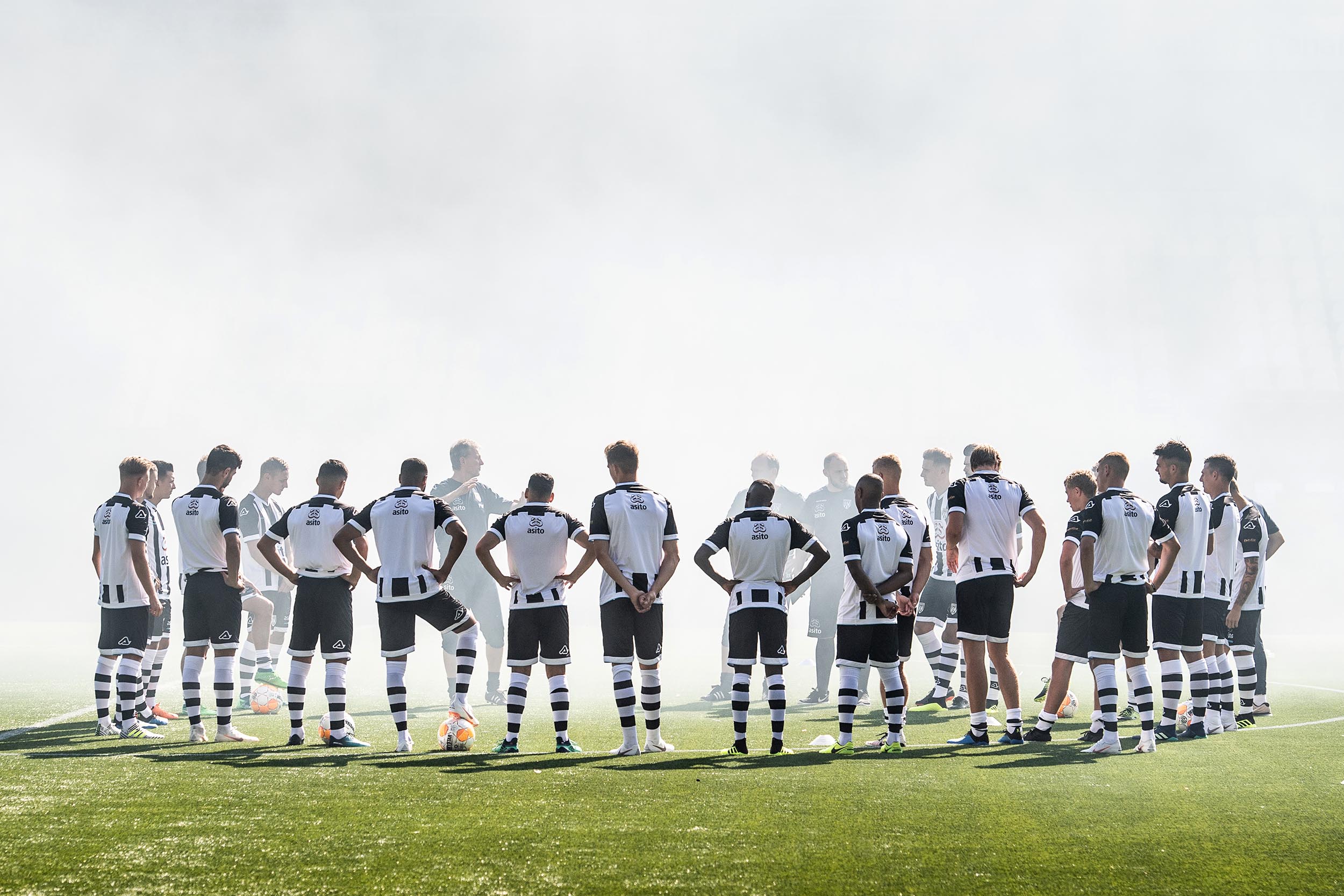 Sportfotografie eerste training van seizoen Heracles Almelo - voetbalfotografie Twente